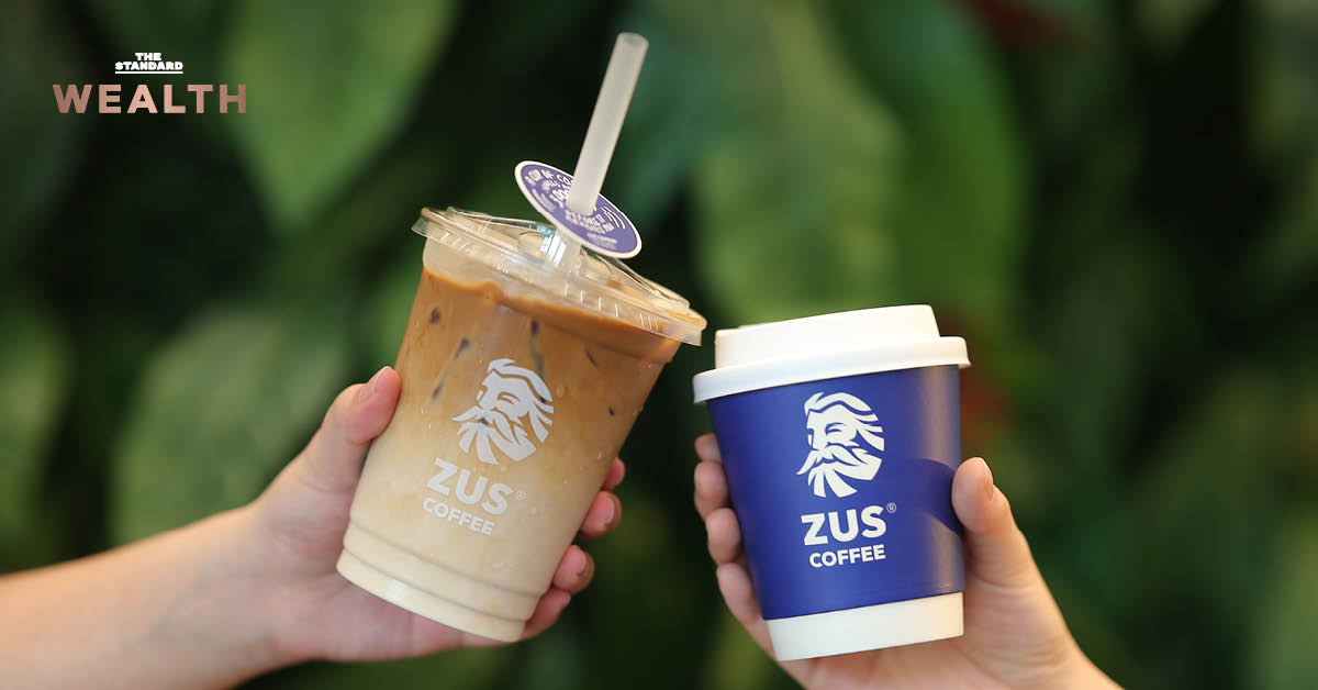 โลโก้ ZUS COFFEE พร้อมข้อความว่าแบรนด์กาแฟจากมาเลเซียจะบุกไทยด้วยกาแฟสเปเชียลตี้ราคา 65 บาท