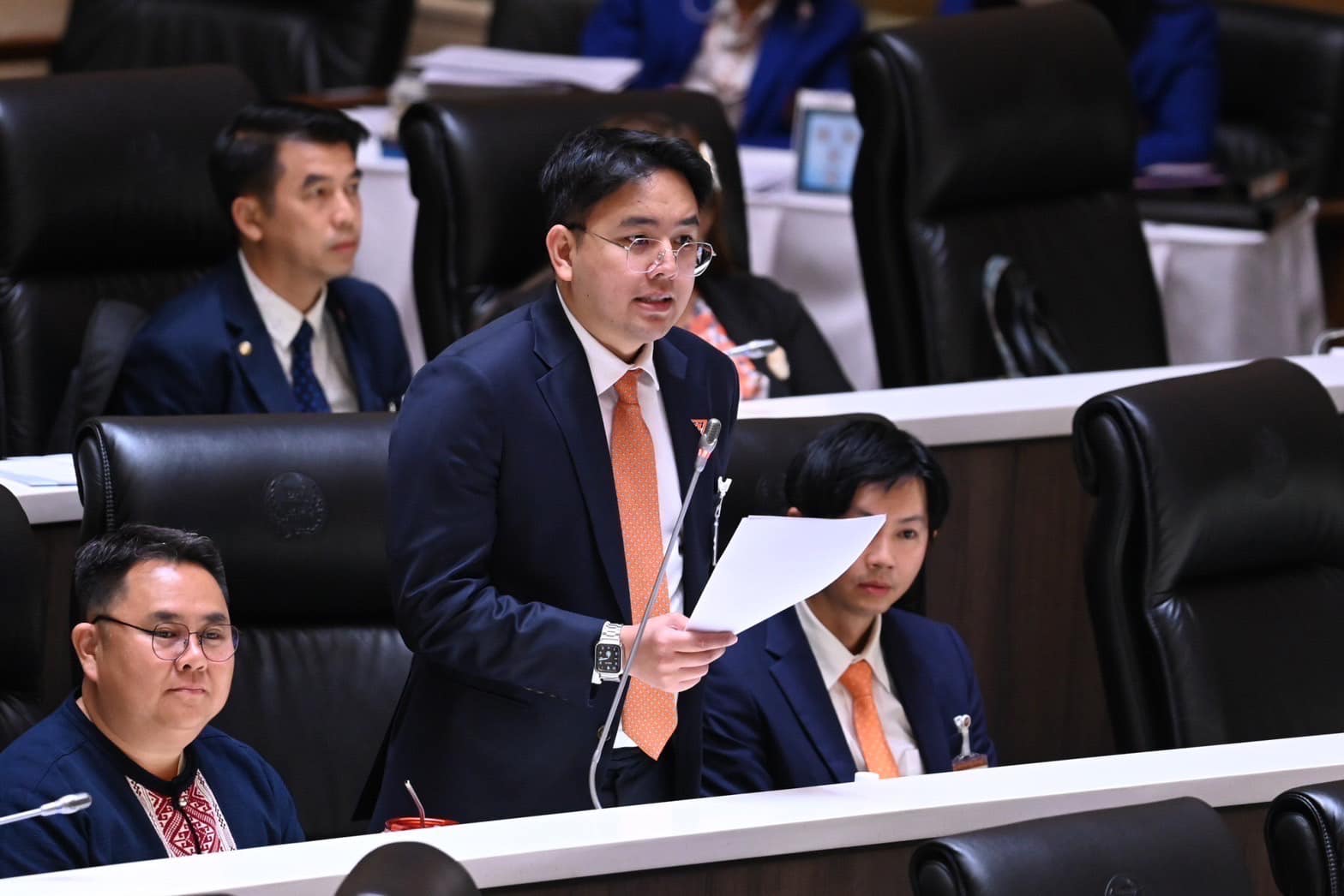 ถามหา ‘ไอ้โม่ง’ กลางสภา: สส. คิดว่าใครคือตัวการกักตุนน้ำมัน และทำไมฝ่ายรัฐบาลไม่ลุกขึ้นชี้แจง