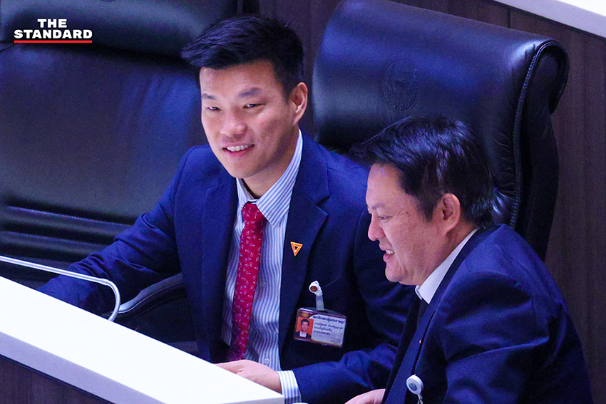 ภาพกลุ่ม สส. พรรคประชาชน 10 คน ขณะปฏิบัติหน้าที่ในรัฐสภา หลัง ป.ป.ช. ยื่นคดี 44 สส. ต่อศาล 12