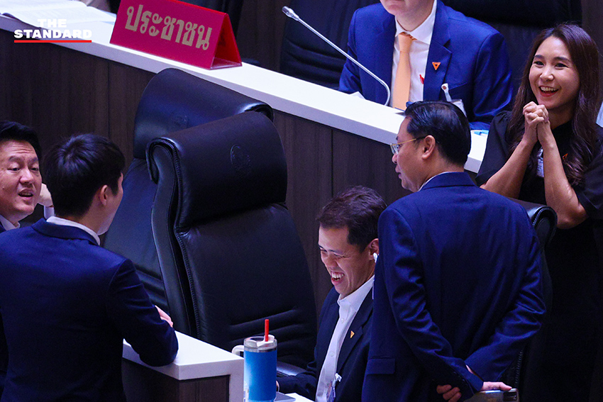 ภาพกลุ่ม สส. พรรคประชาชน 10 คน ขณะปฏิบัติหน้าที่ในรัฐสภา หลัง ป.ป.ช. ยื่นคดี 44 สส. ต่อศาล 14