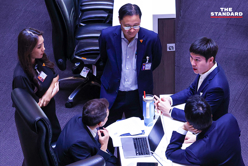 ภาพกลุ่ม สส. พรรคประชาชน 10 คน ขณะปฏิบัติหน้าที่ในรัฐสภา หลัง ป.ป.ช. ยื่นคดี 44 สส. ต่อศาล 20