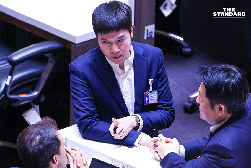 ภาพกลุ่ม สส. พรรคประชาชน 10 คน ขณะปฏิบัติหน้าที่ในรัฐสภา หลัง ป.ป.ช. ยื่นคดี 44 สส. ต่อศาล 5