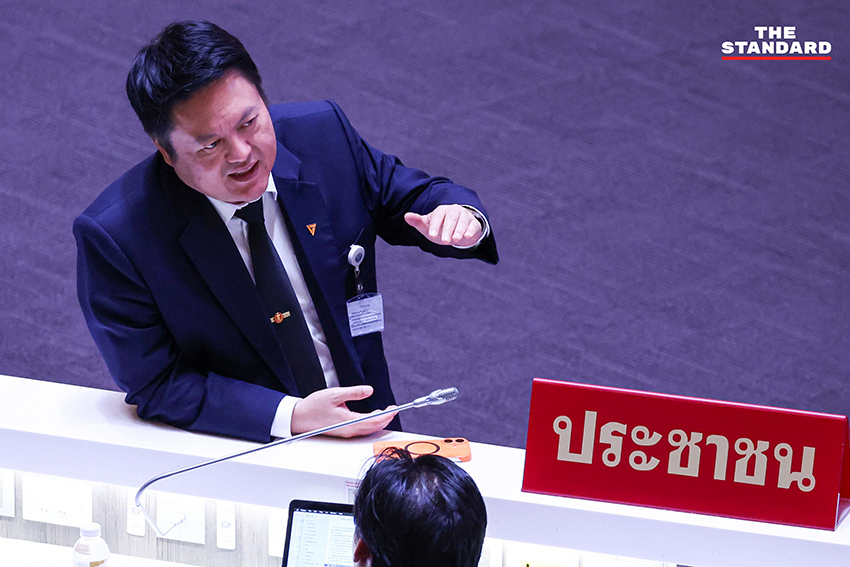 ภาพกลุ่ม สส. พรรคประชาชน 10 คน ขณะปฏิบัติหน้าที่ในรัฐสภา หลัง ป.ป.ช. ยื่นคดี 44 สส. ต่อศาล 9