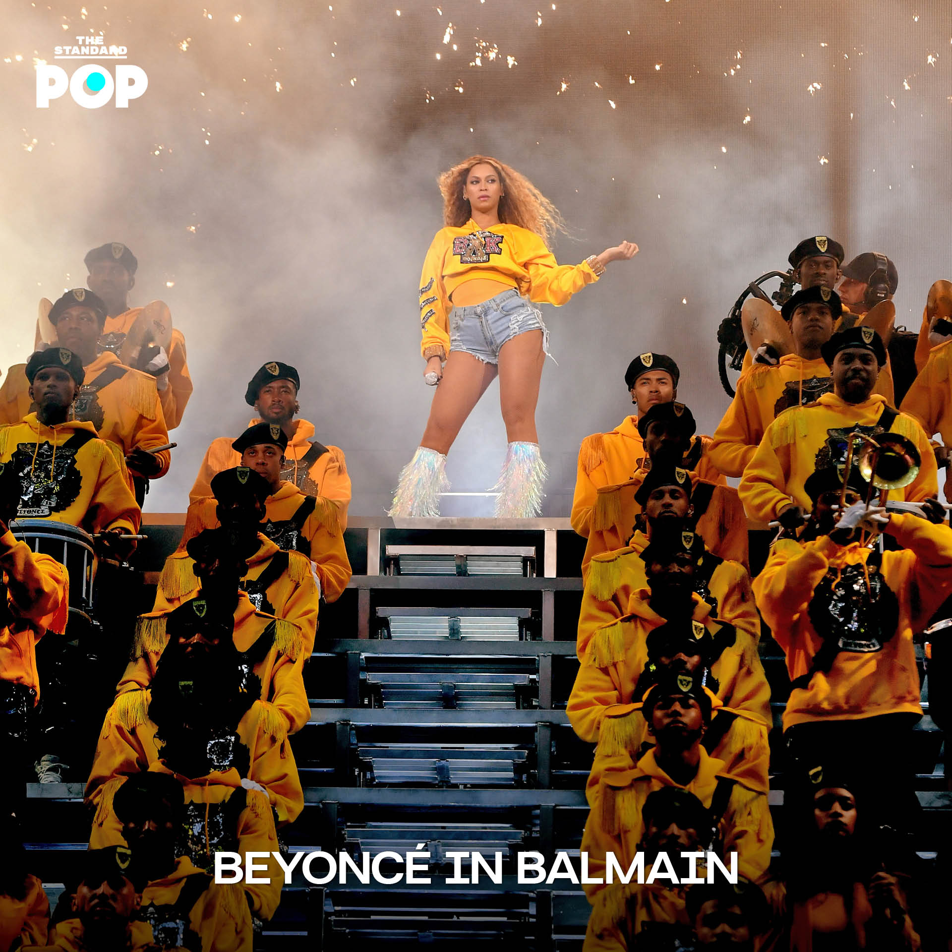 ภาพประกอบบทความแสดง 7 ลุคแฟชั่นสุดไอคอนิกของศิลปินดังบนเวที Coachella 3