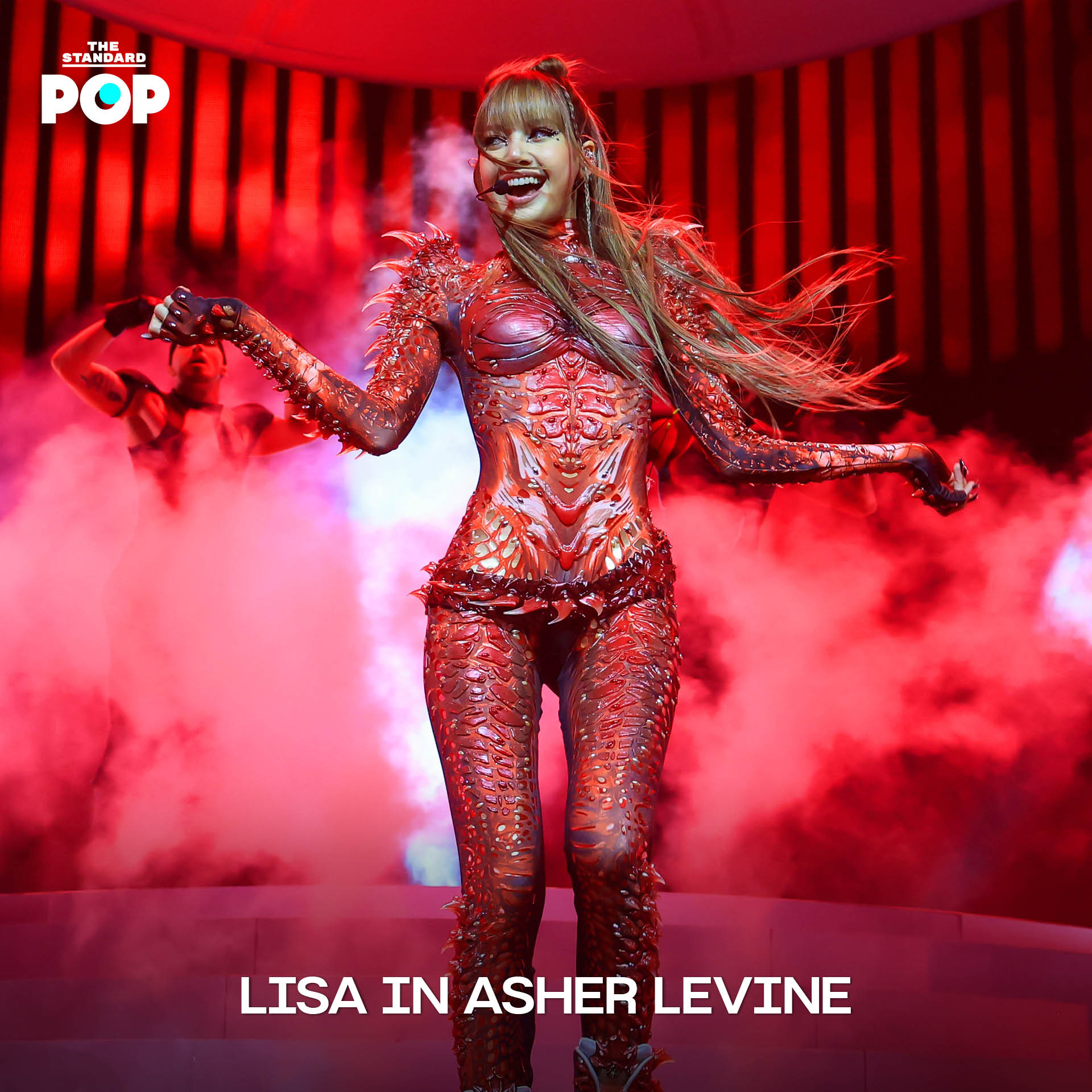 ภาพประกอบบทความแสดง 7 ลุคแฟชั่นสุดไอคอนิกของศิลปินดังบนเวที Coachella 7