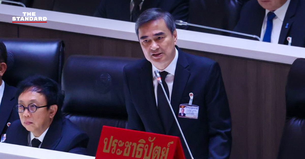 อภิสิทธิ์ เวชชาชีวะ กำลังอภิปรายเกี่ยวกับนโยบายรัฐบาลในรัฐสภา