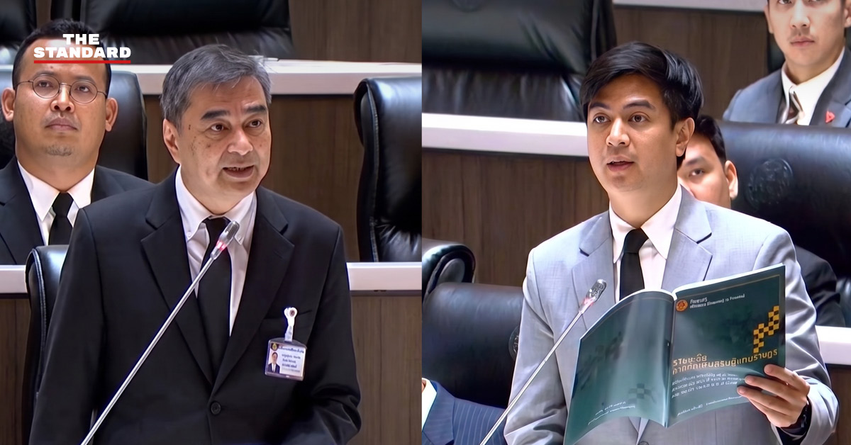 อภิสิทธิ์ เวชชาชีวะ และ พริษฐ์ วัชรสินธุ สส. พรรคประชาธิปัตย์ และพรรคประชาชน ในระหว่างการประชุมสภาผู้แทนราษฎร