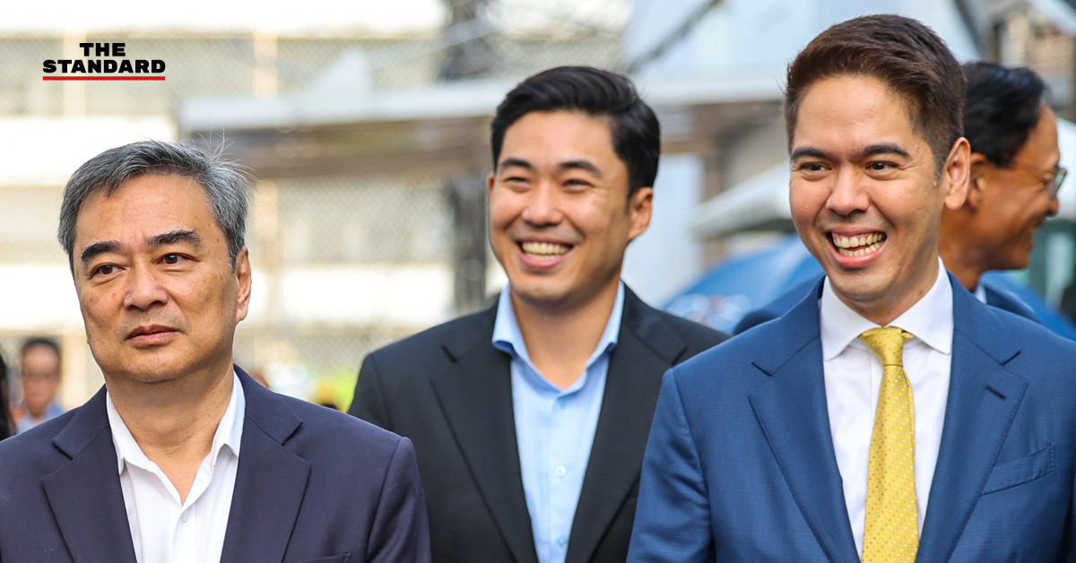 อภิสิทธิ์ เวชชาชีวะ ยืนให้สัมภาษณ์ข้าง วีระพงษ์ ประภา และ พงศกร ประภา