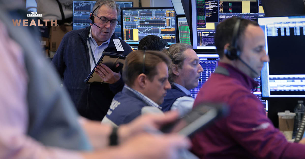 ภาพนักลงทุนกำลังทำงานในตลาดหลักทรัพย์นิวยอร์ก