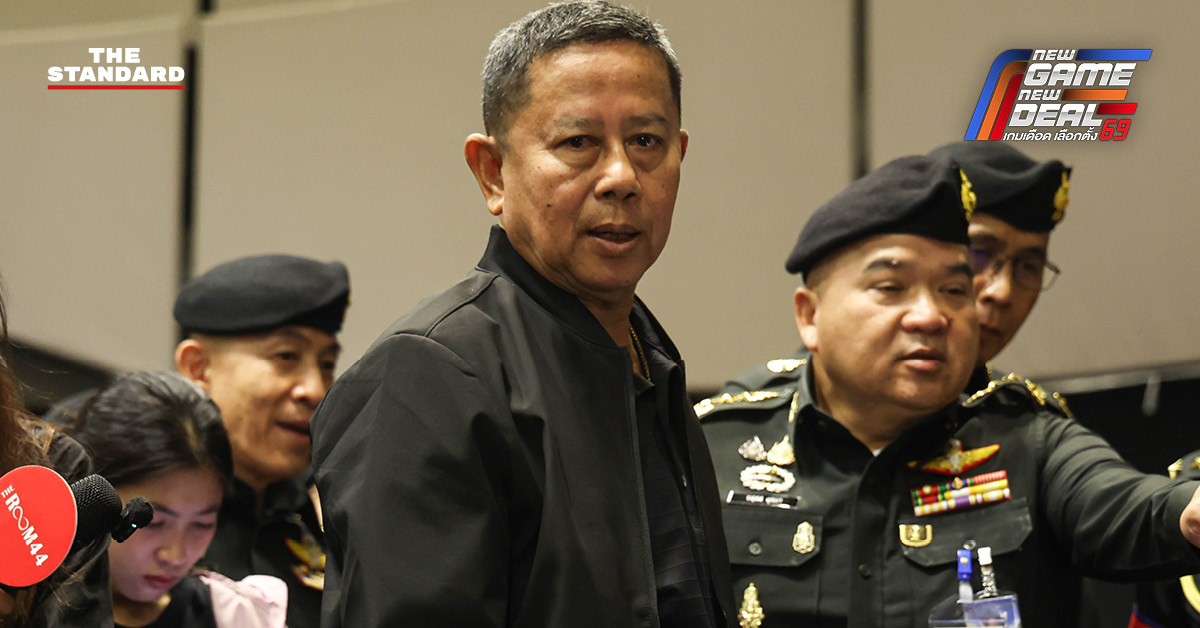 พล.ท.อดุลย์ บุญธรรมเจริญ รัฐมนตรีว่าการกระทรวงกลาโหม ให้สัมภาษณ์สื่อ