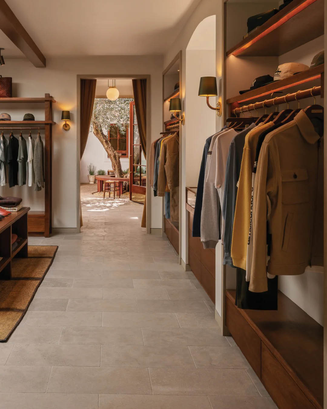 แฟล็กชิปสโตร์ Aimé Leon Dore ที่ West Hollywood Los Angeles ซึ่งมีสไตล์การออกแบบเมดิเตอร์เรเนียน พร้อมคาเฟ่และต้นมะกอกอายุ 80 ปี 1