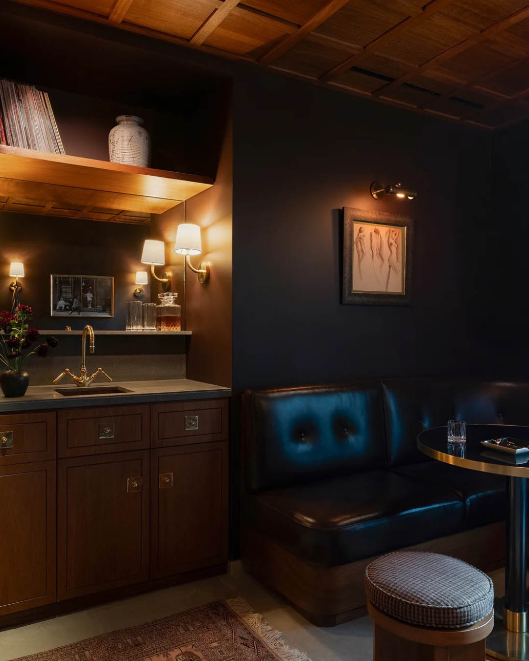 แฟล็กชิปสโตร์ Aimé Leon Dore ที่ West Hollywood Los Angeles ซึ่งมีสไตล์การออกแบบเมดิเตอร์เรเนียน พร้อมคาเฟ่และต้นมะกอกอายุ 80 ปี 3