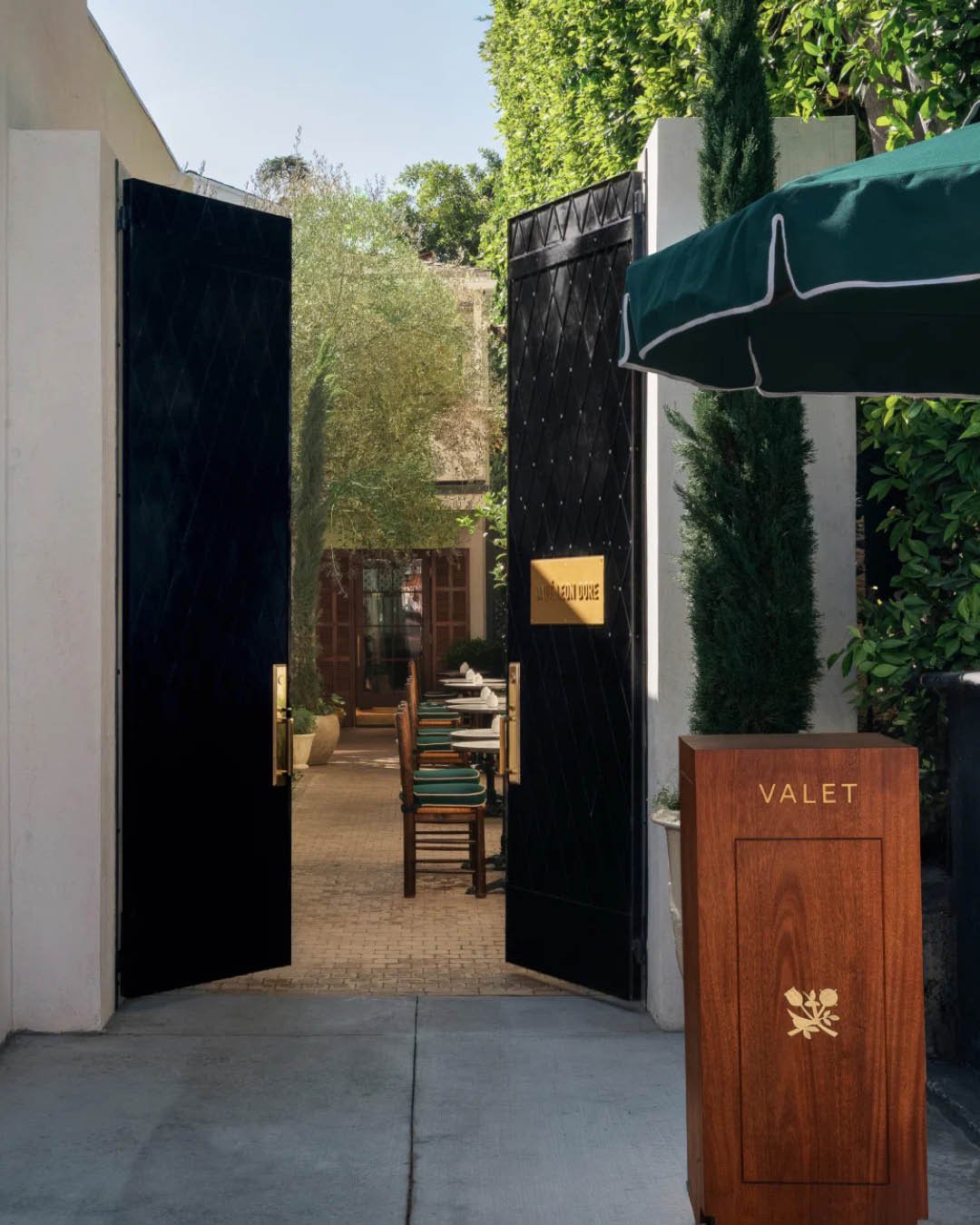 แฟล็กชิปสโตร์ Aimé Leon Dore ที่ West Hollywood Los Angeles ซึ่งมีสไตล์การออกแบบเมดิเตอร์เรเนียน พร้อมคาเฟ่และต้นมะกอกอายุ 80 ปี 6