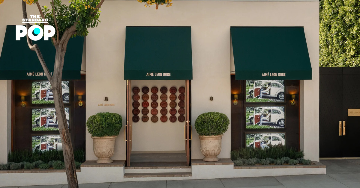 แฟล็กชิปสโตร์ Aimé Leon Dore ที่ West Hollywood Los Angeles ซึ่งมีสไตล์การออกแบบเมดิเตอร์เรเนียน พร้อมคาเฟ่และต้นมะกอกอายุ 80 ปี