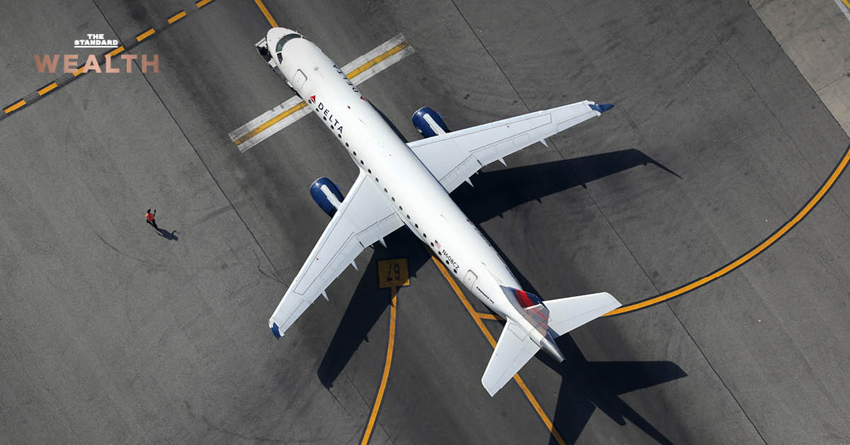 เครื่องบินพาณิชย์กำลังบินอยู่บนท้องฟ้า เหนือคำเตือนราคาตั๋วเครื่องบินแพงแม้สงครามคลี่คลาย