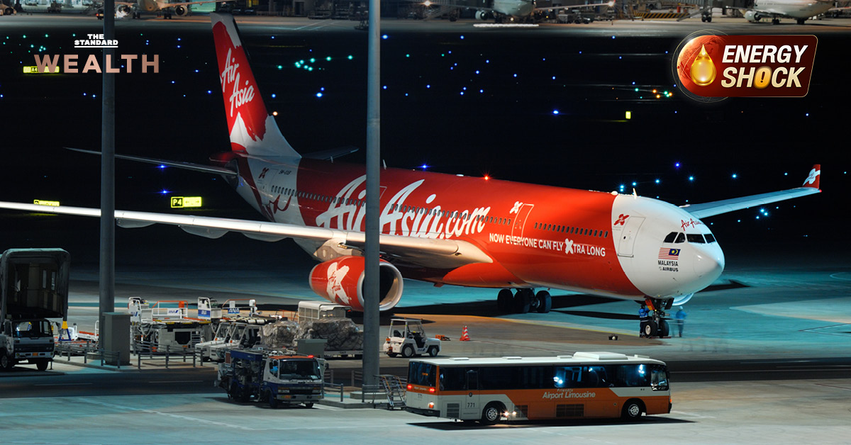 เครื่องบิน AirAsia X จอดอยู่บนรันเวย์ พร้อมข้อความประกอบระบุถึงการขึ้นค่าตั๋วสูงสุด 40% หลังน้ำมันเครื่องบินพุ่งสูง