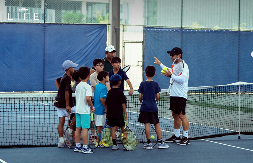 ภาพสนามเทนนิส ALM x Impact Tennis ใหม่ในย่านเมืองทองธานี พร้อมผู้คนกำลังเล่นเทนนิส 10