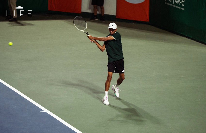 ภาพสนามเทนนิส ALM x Impact Tennis ใหม่ในย่านเมืองทองธานี พร้อมผู้คนกำลังเล่นเทนนิส 3