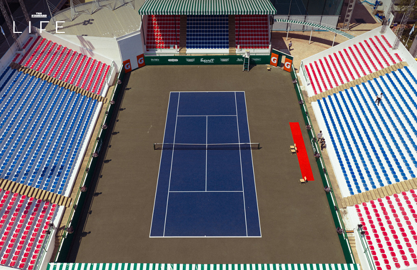 ภาพสนามเทนนิส ALM x Impact Tennis ใหม่ในย่านเมืองทองธานี พร้อมผู้คนกำลังเล่นเทนนิส 4