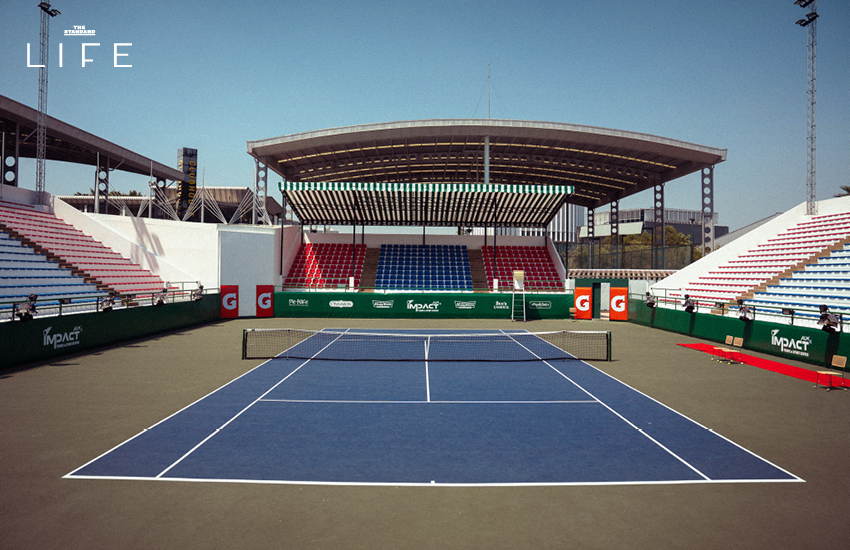 ภาพสนามเทนนิส ALM x Impact Tennis ใหม่ในย่านเมืองทองธานี พร้อมผู้คนกำลังเล่นเทนนิส 5