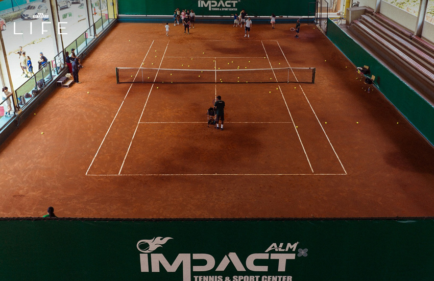 ภาพสนามเทนนิส ALM x Impact Tennis ใหม่ในย่านเมืองทองธานี พร้อมผู้คนกำลังเล่นเทนนิส 6