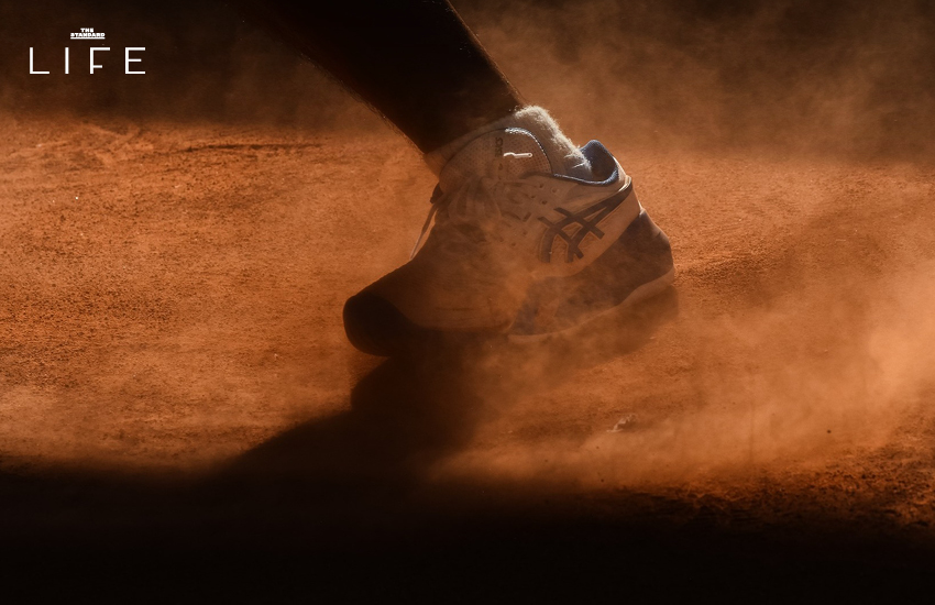 ภาพสนามเทนนิส ALM x Impact Tennis ใหม่ในย่านเมืองทองธานี พร้อมผู้คนกำลังเล่นเทนนิส 7