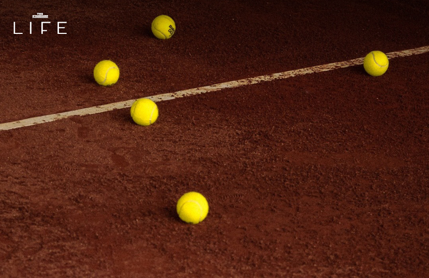 ภาพสนามเทนนิส ALM x Impact Tennis ใหม่ในย่านเมืองทองธานี พร้อมผู้คนกำลังเล่นเทนนิส 8