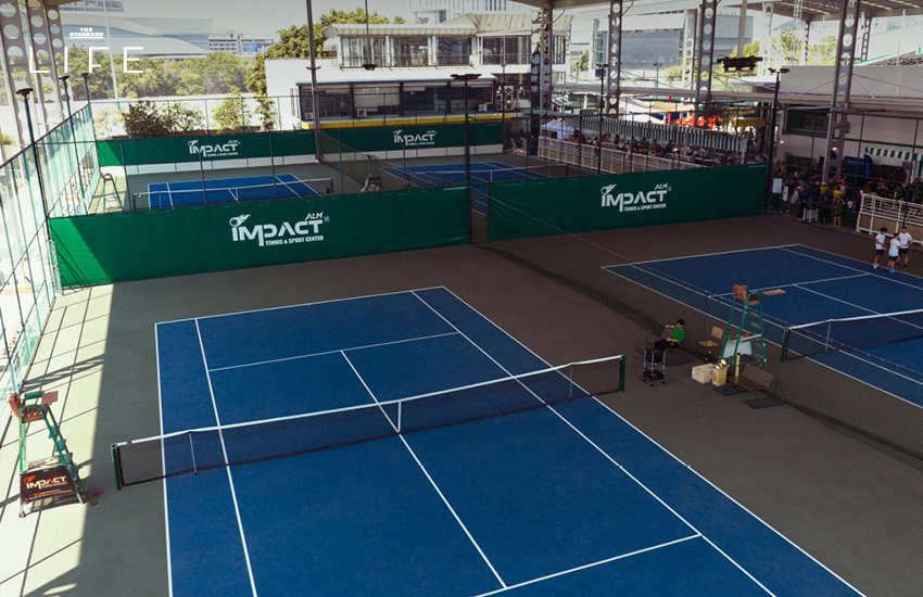 ภาพสนามเทนนิส ALM x Impact Tennis ใหม่ในย่านเมืองทองธานี พร้อมผู้คนกำลังเล่นเทนนิส 9