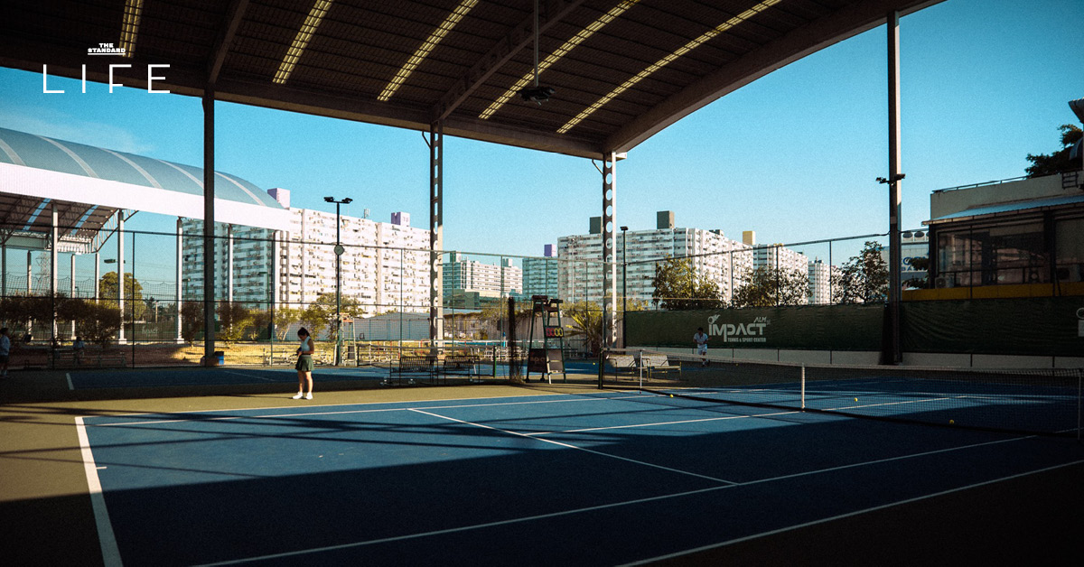 ภาพสนามเทนนิส ALM x Impact Tennis ใหม่ในย่านเมืองทองธานี พร้อมผู้คนกำลังเล่นเทนนิส
