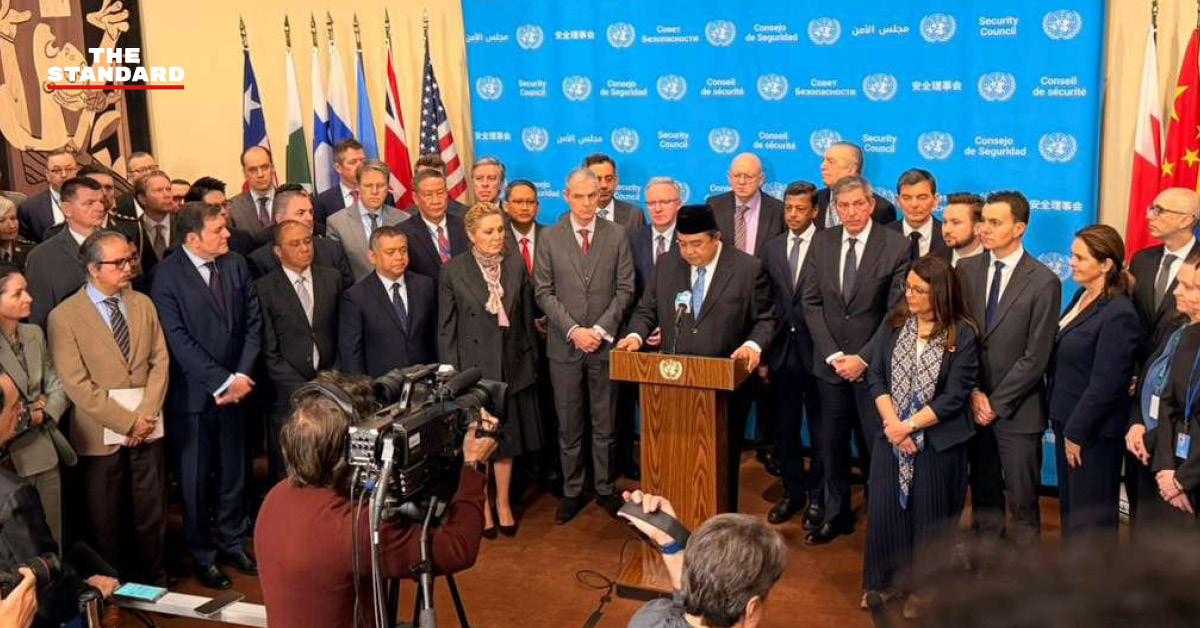 ภาพกลุ่มเอกอัครราชทูตกว่า 60 ประเทศทั่วโลก ร่วมกันแถลงการณ์ประณามเหตุโจมตีกองกำลังรักษาสันติภาพในเลบานอน