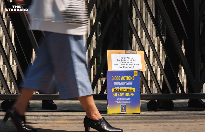 ภาพผู้ร่วมกิจกรรมแอมเนสตี้ อินเตอร์เนชั่นแนล ประเทศไทย ชูภาพ ไซ ซอว์ แต็ก พร้อมป้ายเรียกร้องให้เมียนมาปล่อยตัว 4