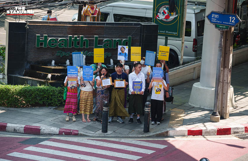 ภาพผู้ร่วมกิจกรรมแอมเนสตี้ อินเตอร์เนชั่นแนล ประเทศไทย ชูภาพ ไซ ซอว์ แต็ก พร้อมป้ายเรียกร้องให้เมียนมาปล่อยตัว 5