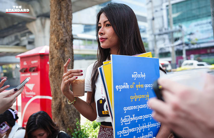 ภาพผู้ร่วมกิจกรรมแอมเนสตี้ อินเตอร์เนชั่นแนล ประเทศไทย ชูภาพ ไซ ซอว์ แต็ก พร้อมป้ายเรียกร้องให้เมียนมาปล่อยตัว 6