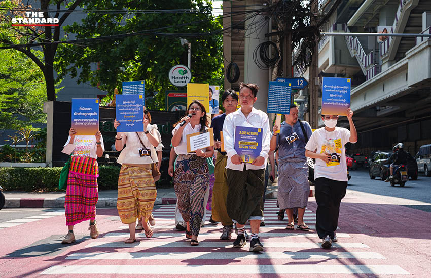 ภาพผู้ร่วมกิจกรรมแอมเนสตี้ อินเตอร์เนชั่นแนล ประเทศไทย ชูภาพ ไซ ซอว์ แต็ก พร้อมป้ายเรียกร้องให้เมียนมาปล่อยตัว 7