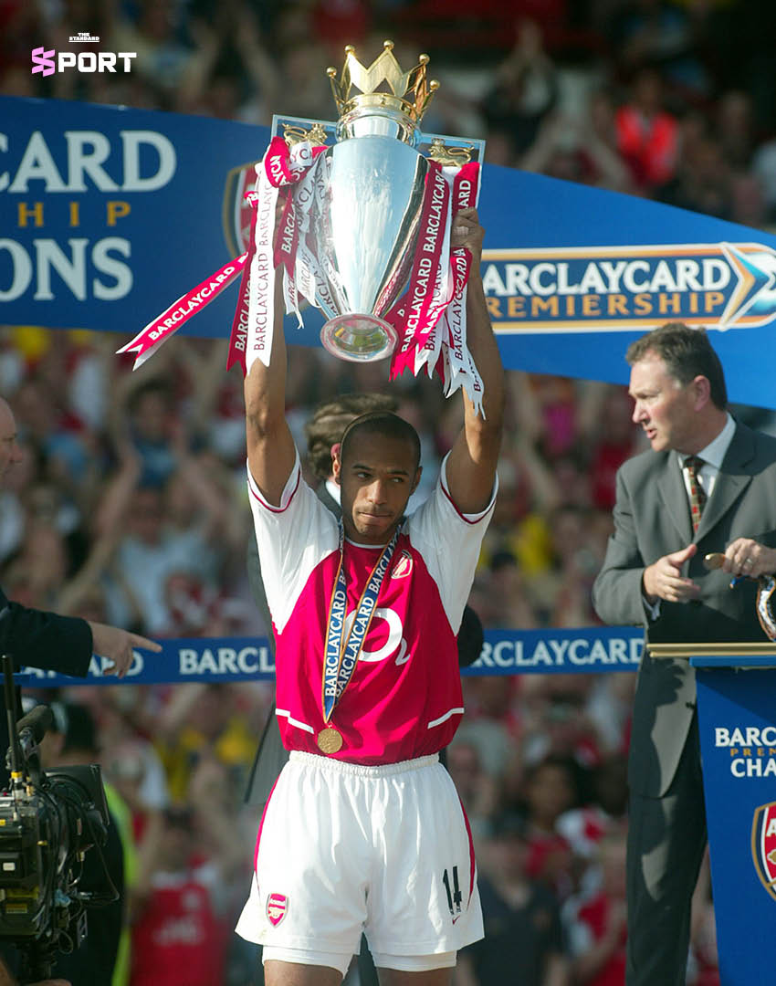 แอนน์ แฮทธาเวย์ ยืนบนพื้นหลังลายธงสโมสรอาร์เซนอล 3