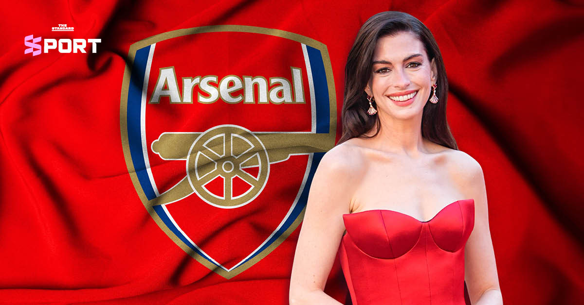 แอนน์ แฮทธาเวย์ ยืนบนพื้นหลังลายธงสโมสรอาร์เซนอล