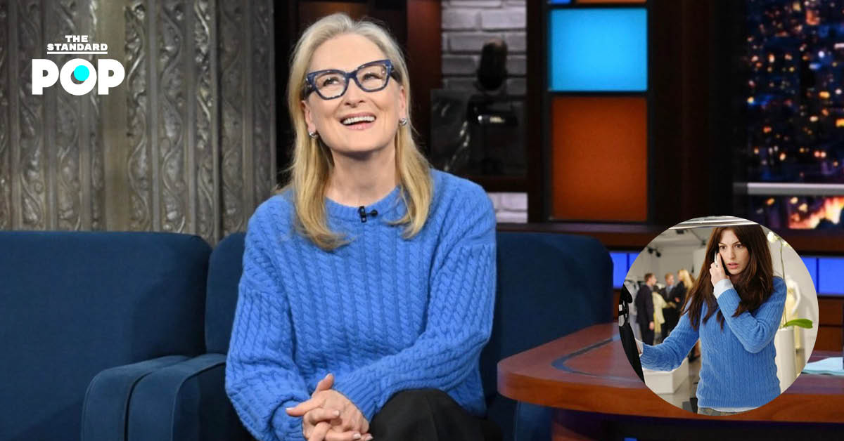 ภาพ เมอรีล สตรีป สวมสเว็ตเตอร์สีเซรูเลียน และ แอนน์ แฮทธาเวย์ ที่แซวเธอถึงเสื้อตัวดังกล่าว โปรโมต The Devil Wears Prada 2