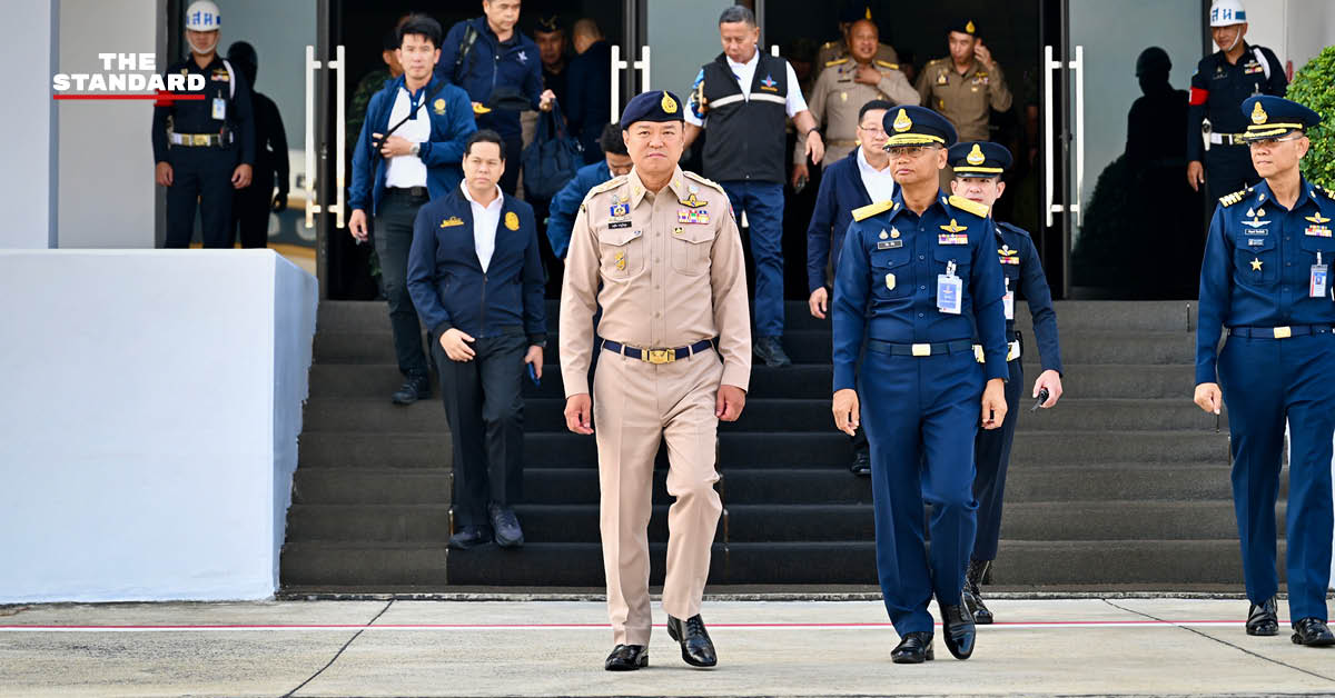 อนุทิน ชาญวีรกูล นายกรัฐมนตรี ให้สัมภาษณ์ขณะปฏิบัติภารกิจ