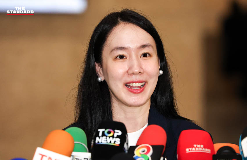 ภาพทีมโฆษกรัฐบาลหญิงล้วนชุดใหม่ ‘อนุทิน 2’ ประกอบด้วย รัชดา ธนาดิเรก, ลลิดา เพริศวิวัฒนา, พลอยทะเล ลักษมีแสงจันทร์, และ ภัทร์ดารัสมิ์ ทองสลวยกร 2