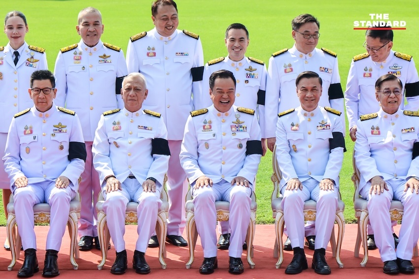 ภาพหมู่คณะรัฐมนตรี อนุทิน 2 ในชุดปกติขาว ณ ตึกไทยคู่ฟ้า ทำเนียบรัฐบาล ก่อนพิธีถวายสัตย์ปฏิญาณ 1