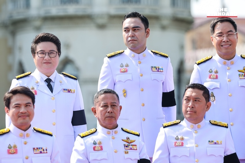 ภาพหมู่คณะรัฐมนตรี อนุทิน 2 ในชุดปกติขาว ณ ตึกไทยคู่ฟ้า ทำเนียบรัฐบาล ก่อนพิธีถวายสัตย์ปฏิญาณ 10