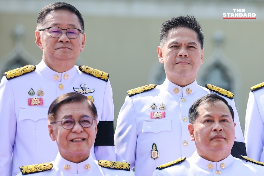 ภาพหมู่คณะรัฐมนตรี อนุทิน 2 ในชุดปกติขาว ณ ตึกไทยคู่ฟ้า ทำเนียบรัฐบาล ก่อนพิธีถวายสัตย์ปฏิญาณ 11