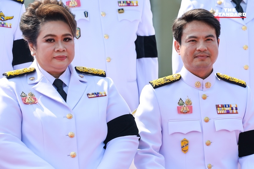 ภาพหมู่คณะรัฐมนตรี อนุทิน 2 ในชุดปกติขาว ณ ตึกไทยคู่ฟ้า ทำเนียบรัฐบาล ก่อนพิธีถวายสัตย์ปฏิญาณ 12