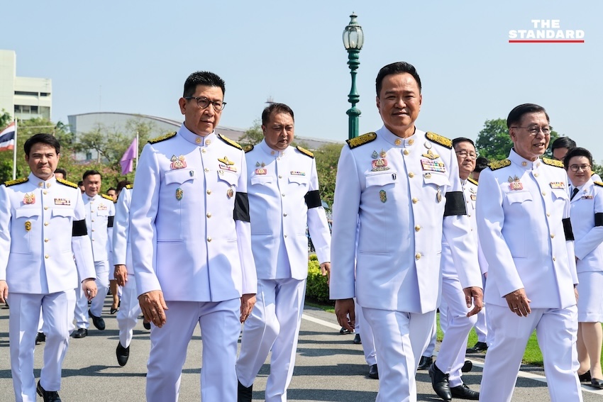 ภาพหมู่คณะรัฐมนตรี อนุทิน 2 ในชุดปกติขาว ณ ตึกไทยคู่ฟ้า ทำเนียบรัฐบาล ก่อนพิธีถวายสัตย์ปฏิญาณ 13