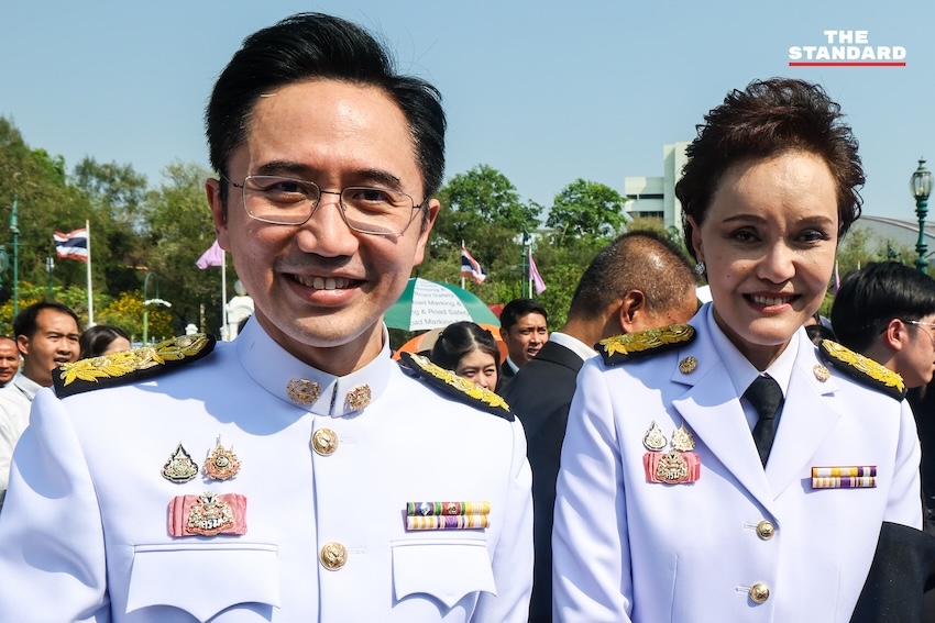 ภาพหมู่คณะรัฐมนตรี อนุทิน 2 ในชุดปกติขาว ณ ตึกไทยคู่ฟ้า ทำเนียบรัฐบาล ก่อนพิธีถวายสัตย์ปฏิญาณ 14