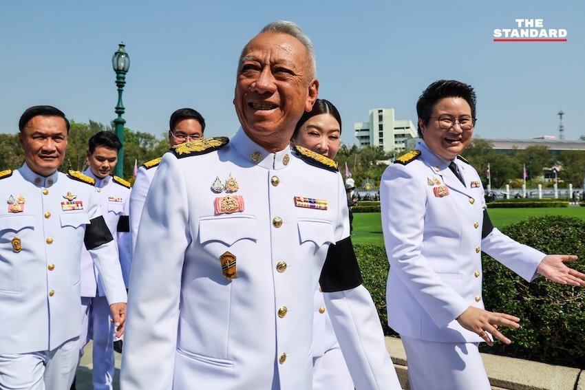 ภาพหมู่คณะรัฐมนตรี อนุทิน 2 ในชุดปกติขาว ณ ตึกไทยคู่ฟ้า ทำเนียบรัฐบาล ก่อนพิธีถวายสัตย์ปฏิญาณ 15