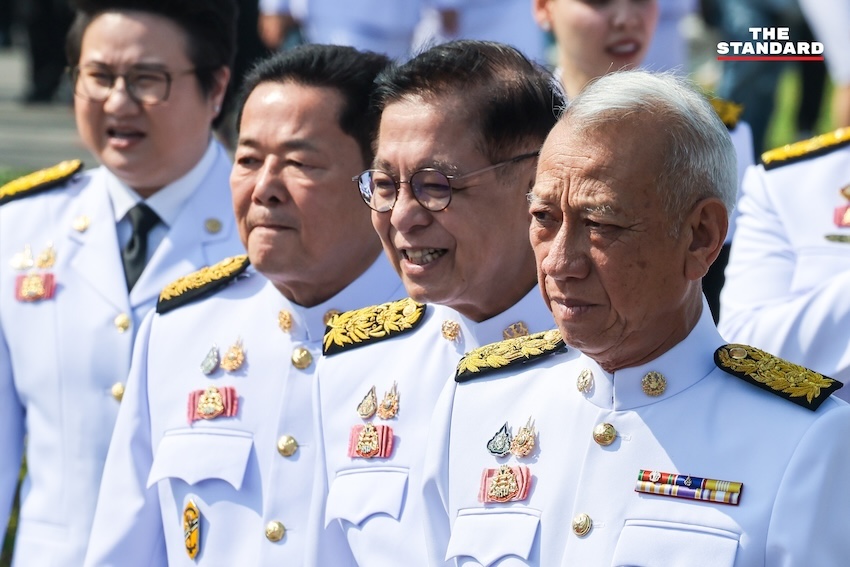 ภาพหมู่คณะรัฐมนตรี อนุทิน 2 ในชุดปกติขาว ณ ตึกไทยคู่ฟ้า ทำเนียบรัฐบาล ก่อนพิธีถวายสัตย์ปฏิญาณ 16