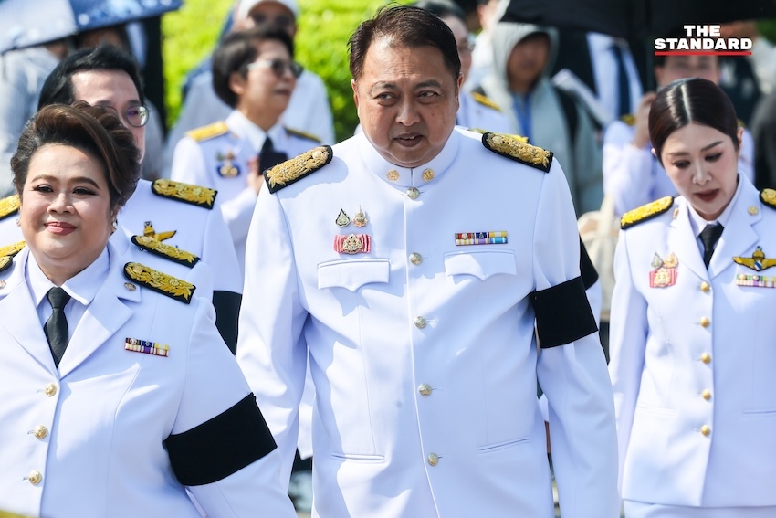 ภาพหมู่คณะรัฐมนตรี อนุทิน 2 ในชุดปกติขาว ณ ตึกไทยคู่ฟ้า ทำเนียบรัฐบาล ก่อนพิธีถวายสัตย์ปฏิญาณ 17