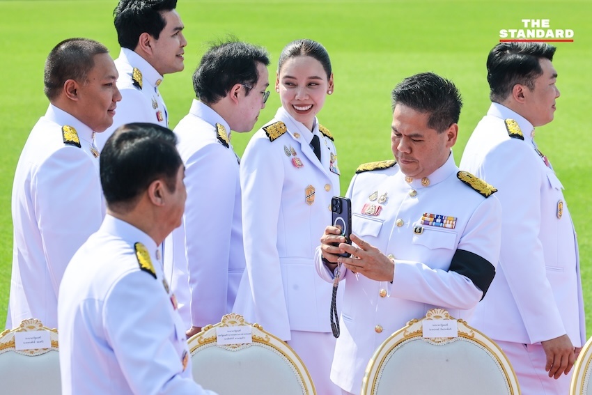 ภาพหมู่คณะรัฐมนตรี อนุทิน 2 ในชุดปกติขาว ณ ตึกไทยคู่ฟ้า ทำเนียบรัฐบาล ก่อนพิธีถวายสัตย์ปฏิญาณ 18