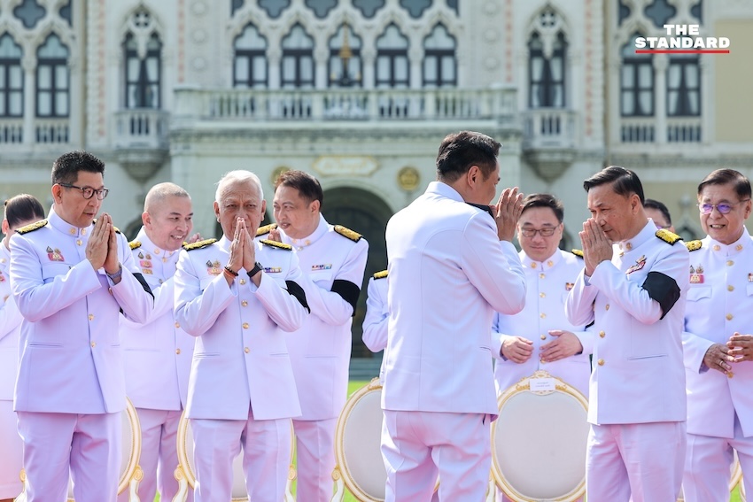 ภาพหมู่คณะรัฐมนตรี อนุทิน 2 ในชุดปกติขาว ณ ตึกไทยคู่ฟ้า ทำเนียบรัฐบาล ก่อนพิธีถวายสัตย์ปฏิญาณ 19